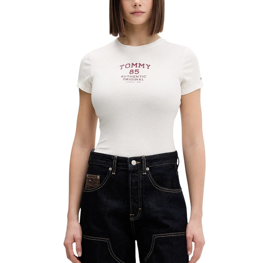 Tommy Hilfiger T-shirt bianca Ribbed Logo; maglia aderente in cotone sostenibile con texture a costine, stampa heritage e dettagli iconici del brand. Un must-have versatile per la stagione estiva. Vista frontale 