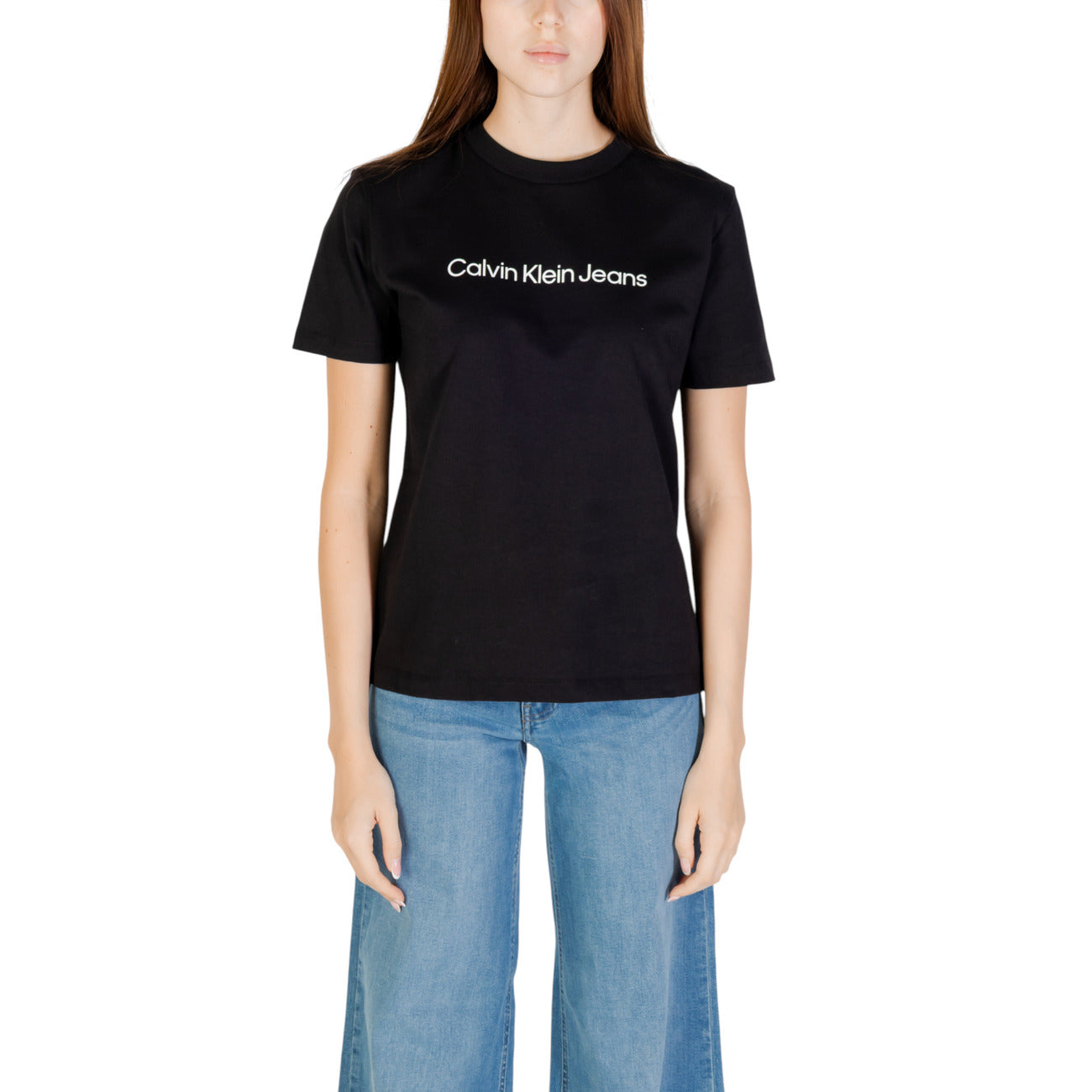 T-shirt Calvin Klein Jeans A- INST. LOGO CLASSI donna nera con stampa maniche corte scollo tondo - vista frontale indossata da modello
