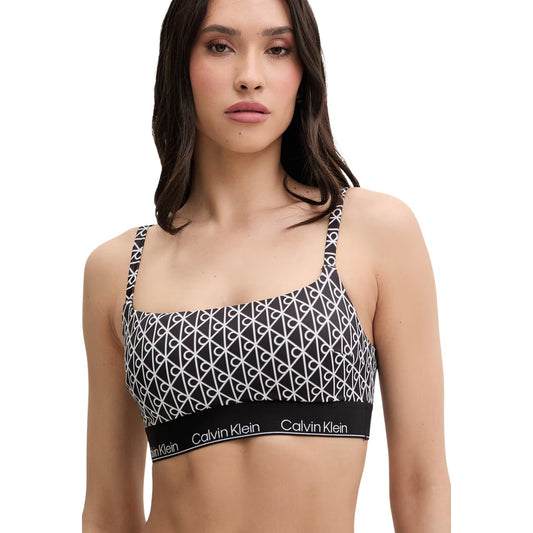 Bralette Bikini CK Jeans; Nero con monogramma bianco. Scollatura quadrata, fascia elastica logata, spalline regolabili. Tessuto stretch riciclato, asciugatura rapida, stile moderno e grafico. Vista frontale 