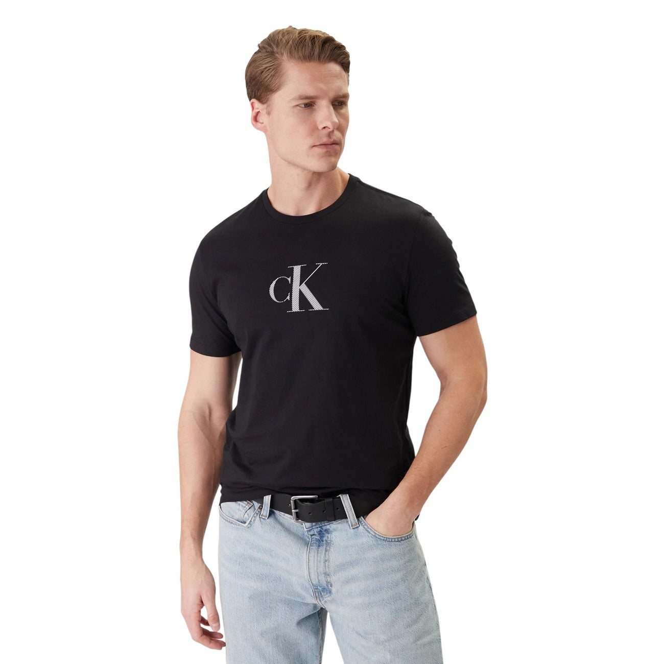 Calvin Klein LV04RF853G, t-shirt nera in cotone con logo monogramma "cK" stampato; manica corta, taglio regolare e stile intramontabile per un look quotidiano curato. Vista frontale 