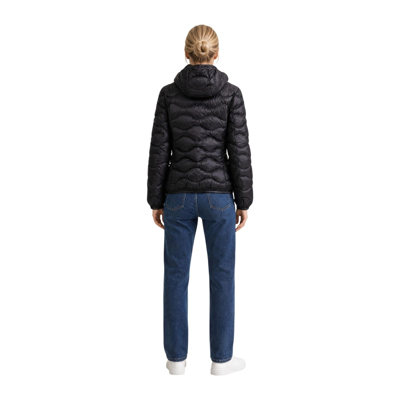 Piumino donna Blauer nero Camelia 26WBLDC03033. Giubbotto corto da donna bianco trapuntato a onde con profili neri a contrasto, cappuccio fisso, chiusura zip e logo Blauer su petto e manica, giacca invernale casual e urbana.