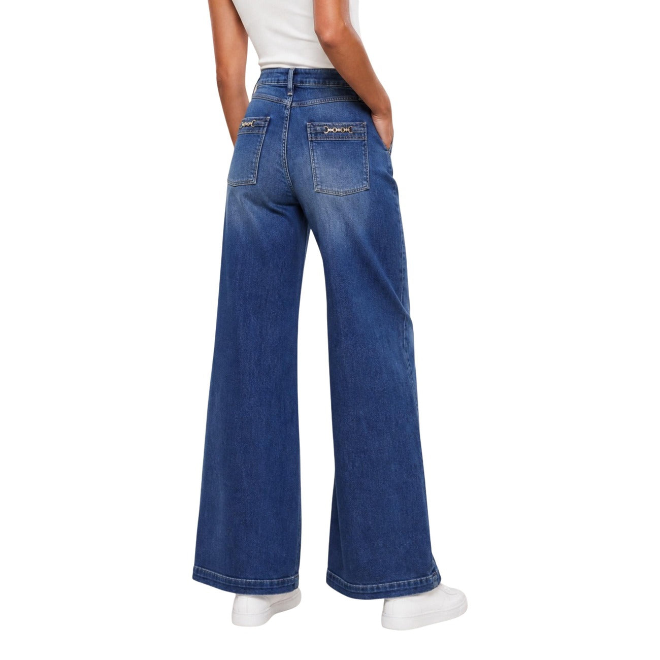 Jeans Guess Bellagio Chain Pocke blu donna W6YAJG D1355. Jeans flare a zampa e bootcut a vita alta da donna in cotone elasticizzato con catena dorata sulle tasche sul retro, pantaloni denim vintage 70s 4 stagioni.