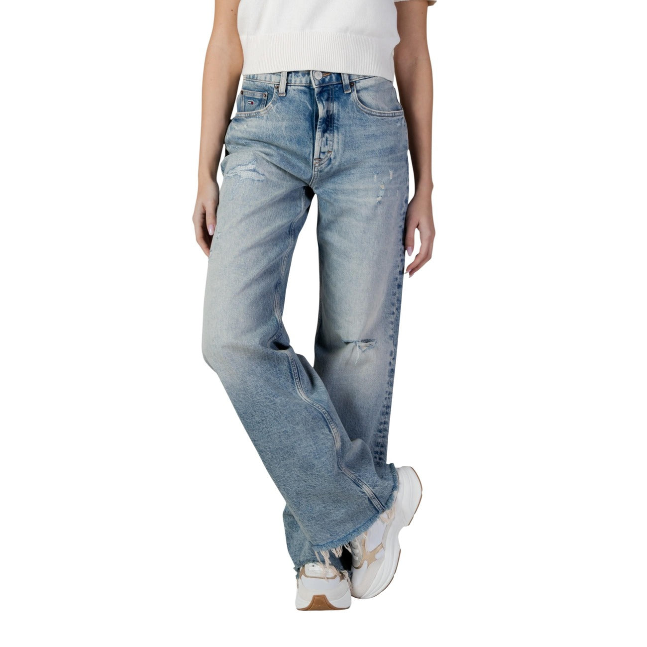 Tommy Hilfiger Jeans Flare; denim eco-friendly in cotone rigenerato, taglio a zampa con vita regolare. Stile iconico, comfort stretch e finitura vintage autentica. Vista frontale 