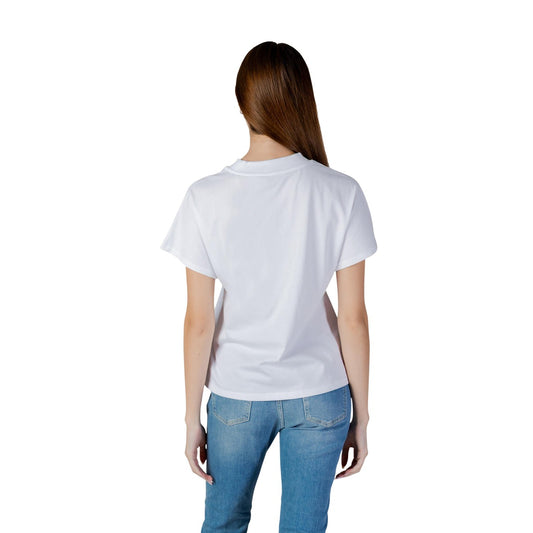 T-shirt Guess Bianca Popcorn; 100% Cotone. Stampa grafica con dettagli a catena, vestibilità regular, maniche corte. Tessuto leggero e traspirante, stile pop-casual. Vista posteriore 