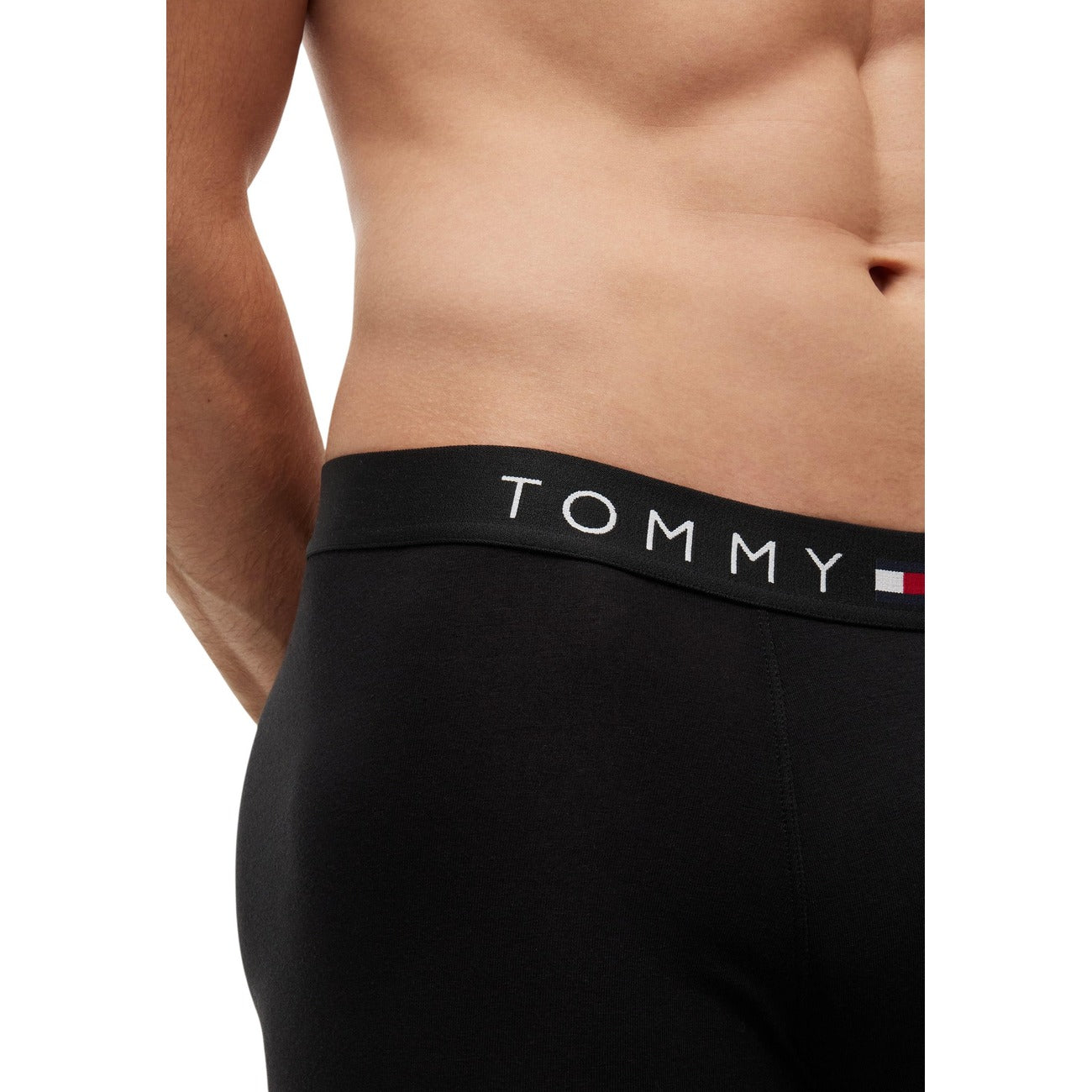 Pack 3 Boxer Brief Tommy Hilfiger; Nero. 95% Cotone Rigenerato, 5% Elastam. Fascia logata coordinata, vestibilità stretch aderente, tessuto traspirante. Intimo di alta qualità per ogni stagione. Dettaglio logo 