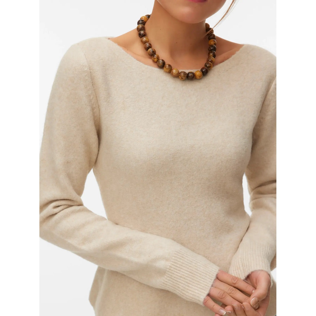 Pullover Donna Aderente Beige Vero Moda; Maglia elastica in poliestere con scollo a barca e dettaglio volant. Maniche lunghe con polsini a coste, vestibilità bodycon, stile casual-chic autunno-inverno. 