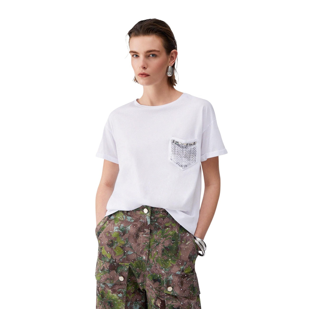 Liu Jo T-shirt ECS Moda; maglietta bianca in cotone con tasca logata e logo in rilievo. Vestibilità comoda, traspirante e di tendenza. Vista frontale 