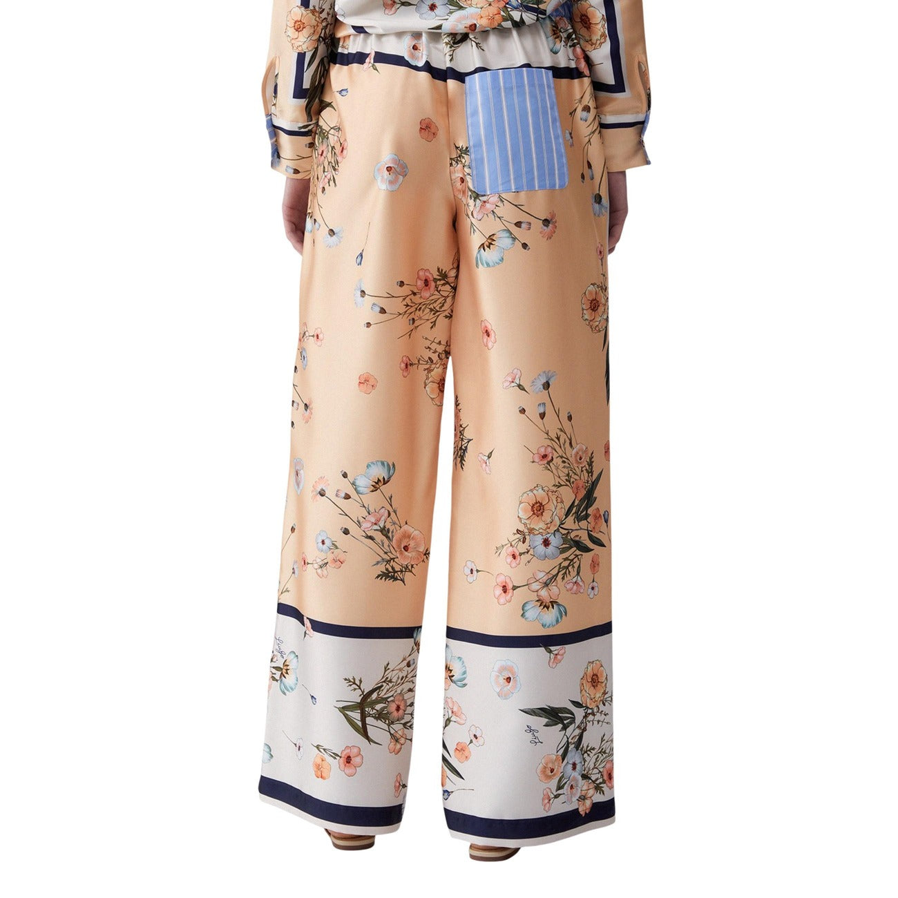 Liu-Jo Pantaloni Palazzo Floreali; tessuto leggero 100% poliestere, stampa righe e fiori, cintura a fiocco. Stile ricercato e comfort superiore. Vista posteriore 