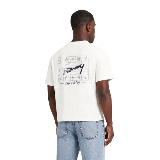 T-shirt Uomo Bianca Tommy Hilfiger Jeans; Cotone Rigenerato. Taglio regular fit, scollo a girocollo e maniche corte. Stampa grafica 'New York City' fronte/retro e micro bandierina sulla manica, stile casual leggero. Vista posteriore 