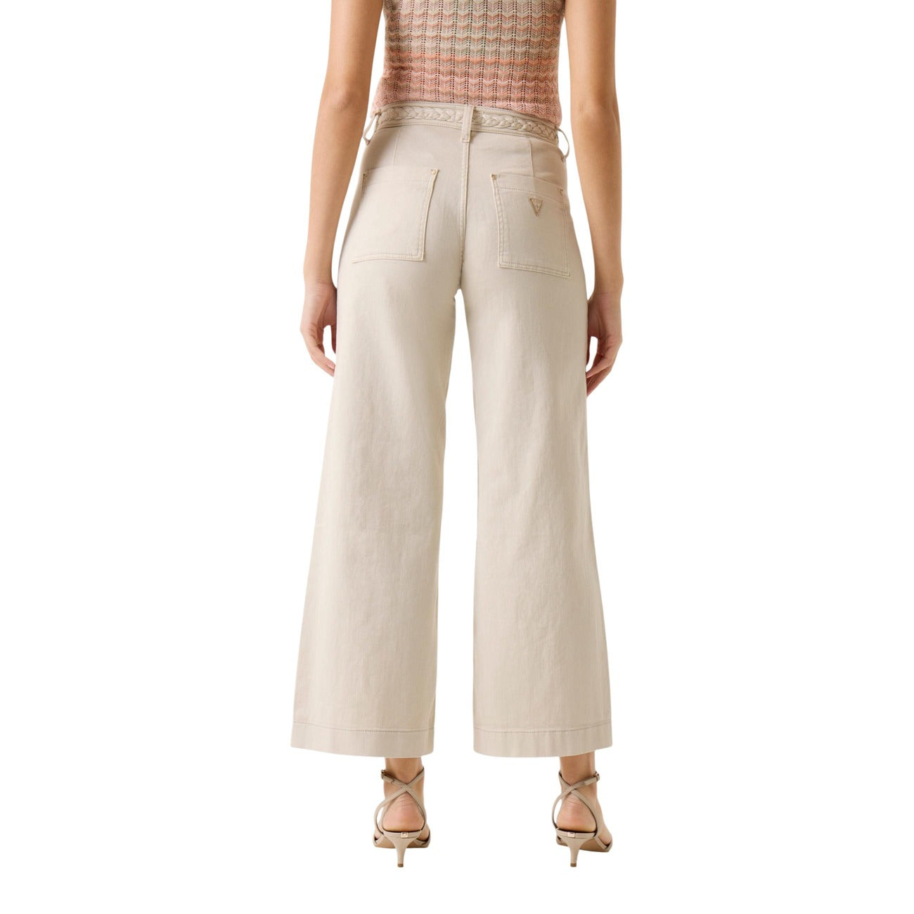 Jeans Crop Bootcut Guess Zoya; Beige. 97% Cotone, 3% Elastam. Dettaglio cintura intrecciata, vita media, gamba a zampa corta. Stile raffinato e di tendenza per tutte le stagioni. Posteriore 