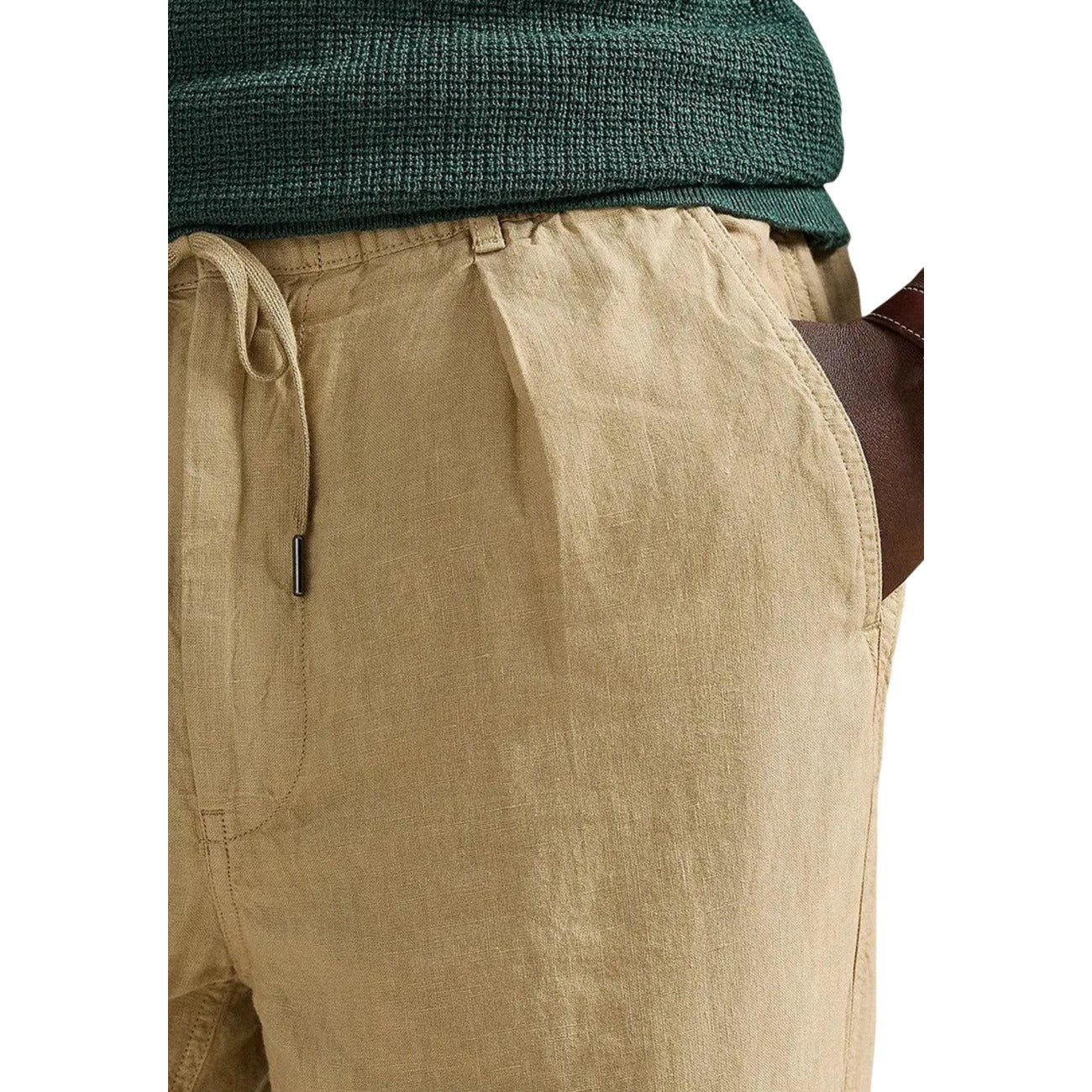 Pantaloni chino Lyle & Scott beige uomo SW1801ITA. Pantaloni estivi da uomo in 100% lino beige con coulisse in vita, vestibilità regular fit, tasche posteriori con bottone, pantaloni lunghi freschi e casual per mezza stagione e estate.