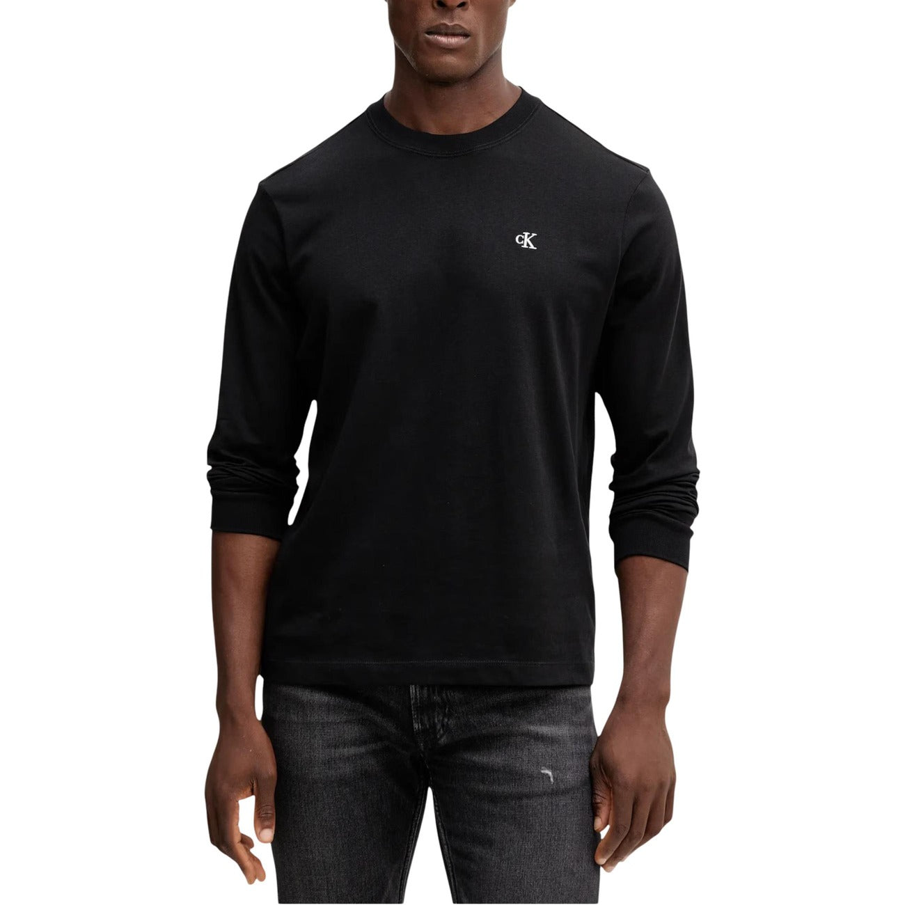 T-shirt CK Jeans Maniche Lunghe; 100% Cotone. Logo ricamato sul petto, girocollo, vestibilità regular. Maglia uomo leggera, traspirante ed elegante. Colore nero vista frontale 