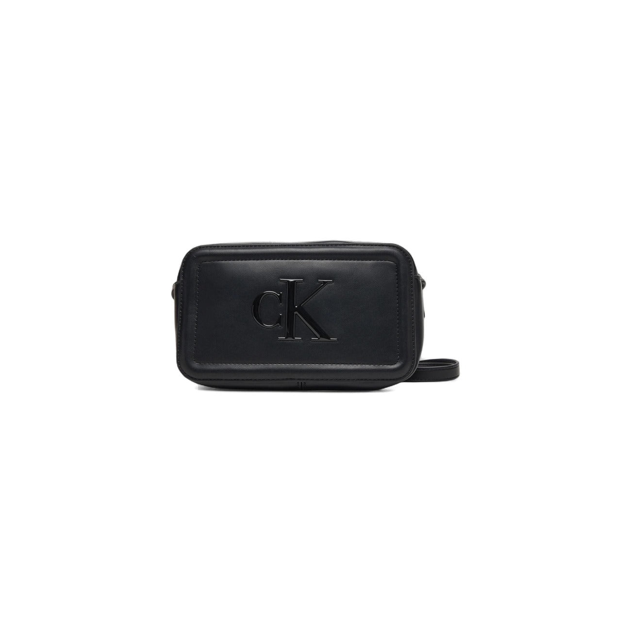 Calvin Klein Camera Bag Bold CK; borsa piccola nera in ecopelle nera con logo monogramma 3D. Pratica chiusura a cerniera e tracolla adattabile per un look urban sofisticato. Vista frontale 