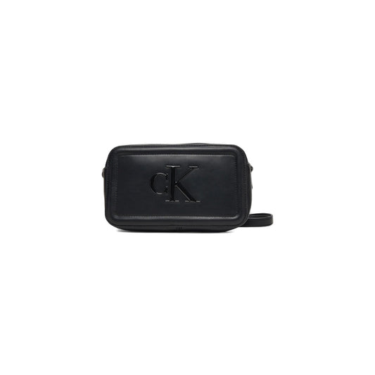 Calvin Klein Camera Bag Bold CK; borsa piccola nera in ecopelle nera con logo monogramma 3D. Pratica chiusura a cerniera e tracolla adattabile per un look urban sofisticato. Vista frontale 
