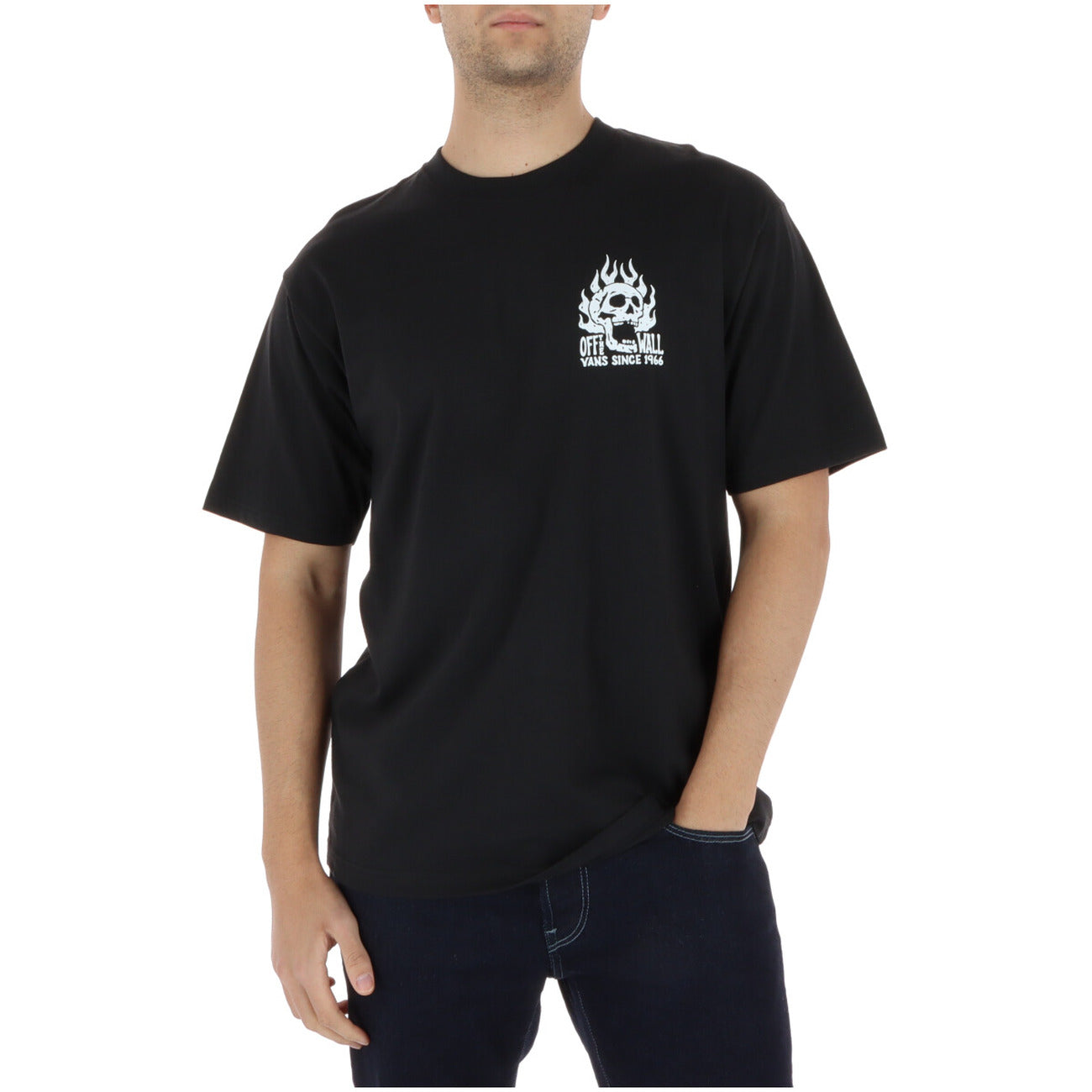 Vans Off The Wall Fever Tee; nera, 100% cotone, stampa grafica frontale. La t-shirt carica di stile per chi vive "Off The Wall". Vista frontale 