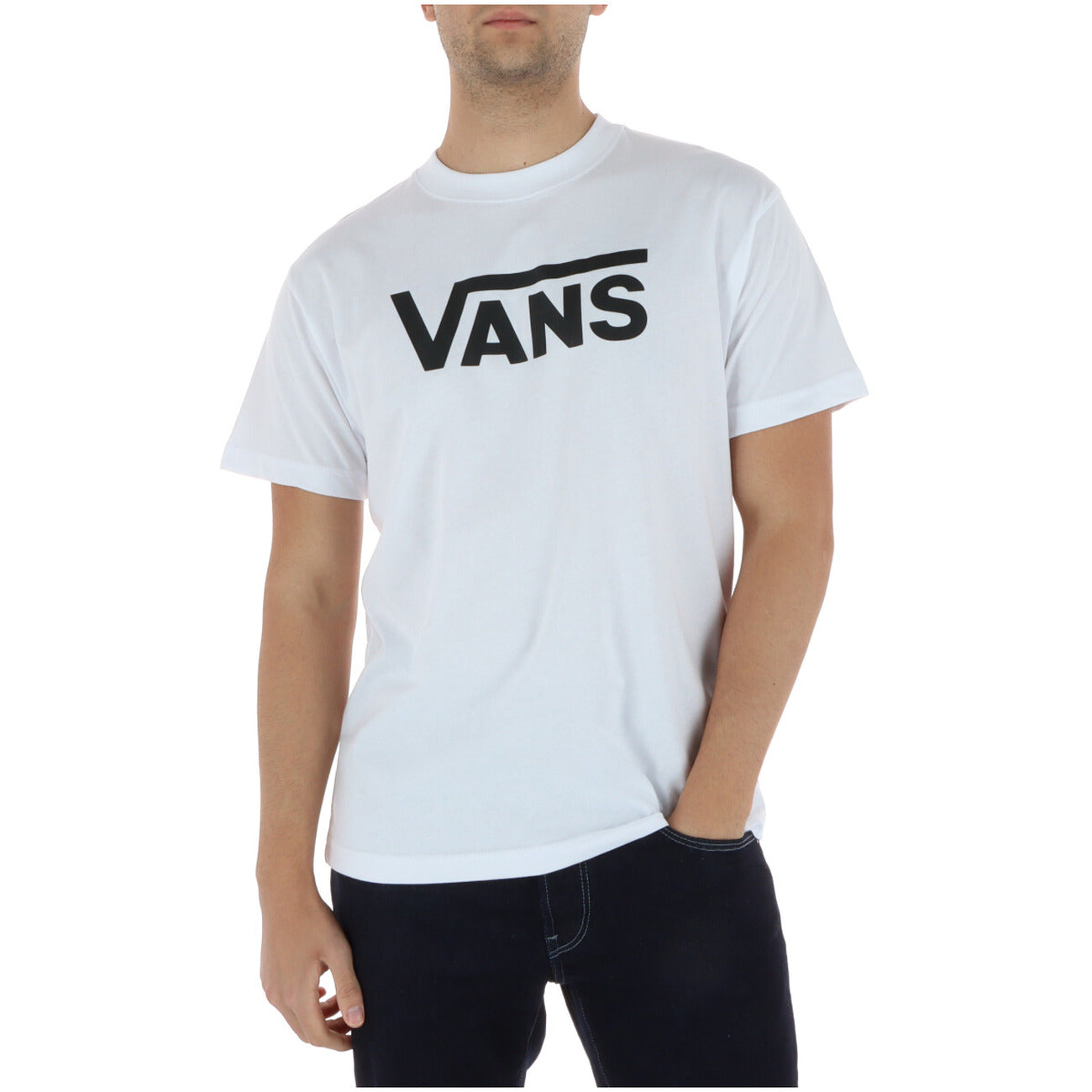 Vans Classic Logo Tee; Bianca con stampa nero, 100% cotone, lavaggio 30°C. La t-shirt simbolo dello streetwear mondiale. Vista frontale 