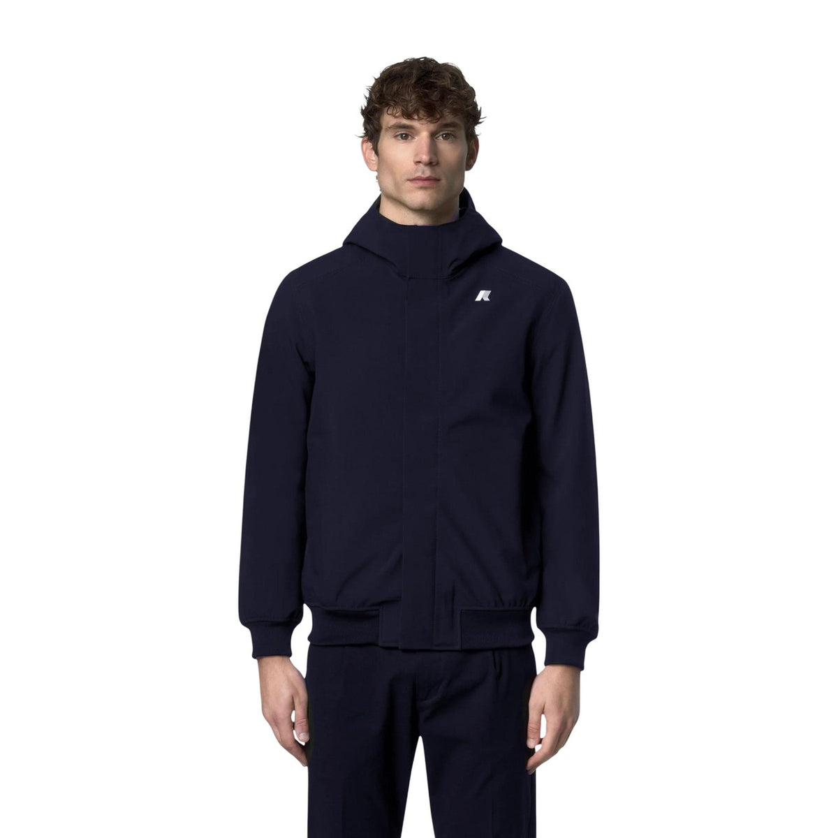 Giambotto impermeabile uomo K-Way Joachim K3135KW. Giacca corta softshell antivento e idrorepellente con interno in micro polar fleece, cappuccio con coulisse, tasche con zip e polsini a coste, abbigliamento uomo autunno inverno.
