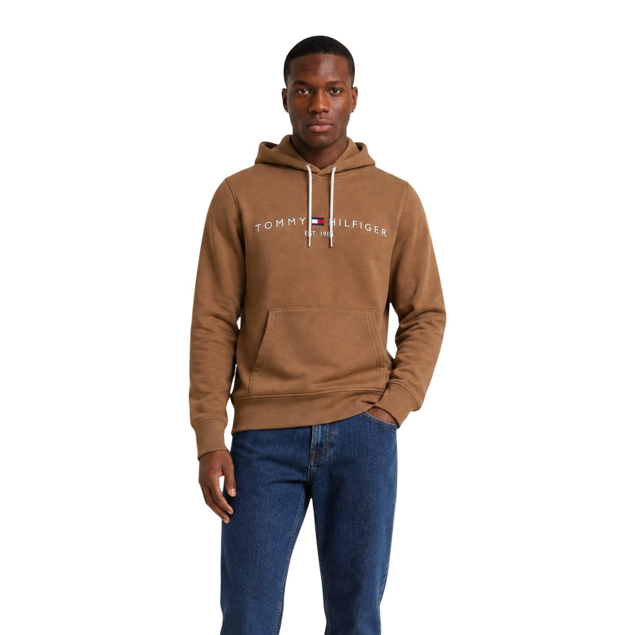 Felpa Tommy Hilfiger uomo con cappuccio e logo heritage. Felpa pesante in misto cotone con tasca a marsupio frontale, cappuccio con coulisse a contrasto e dettagli iconici del brand, abbigliamento uomo autunno inverno. Marrone 