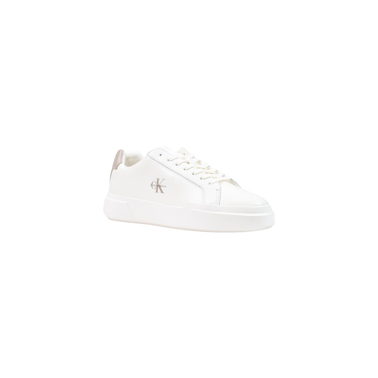 Sneakers Uomo Bianche Calvin Klein Jeans; Tomaia 100% pelle pieno fiore con loghi goffrati e fodera interna a rete traspirante. Suola a cassetta in TPR flessibile con motivo inferiore a griglia ispirato a NYC, stile casual 4 stagioni. Frontale laterale 
