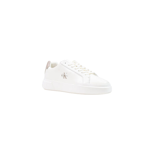 Sneakers Uomo Bianche Calvin Klein Jeans; Tomaia 100% pelle pieno fiore con loghi goffrati e fodera interna a rete traspirante. Suola a cassetta in TPR flessibile con motivo inferiore a griglia ispirato a NYC, stile casual 4 stagioni. Frontale laterale 