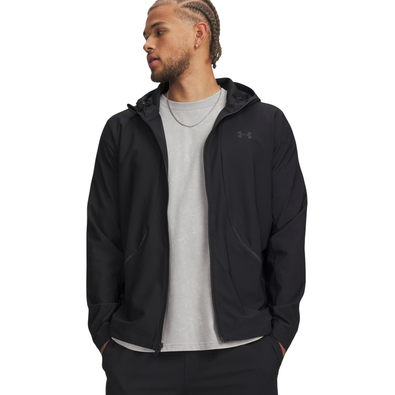 Giacca Uomo nero Under Armour Unstoppable Woven; Capospalla leggero elasticizzato idrorepellente con cappuccio regolabile. Tasche con zip, chiusura centrale con cerniera, stile activewear e urban-streetwear.