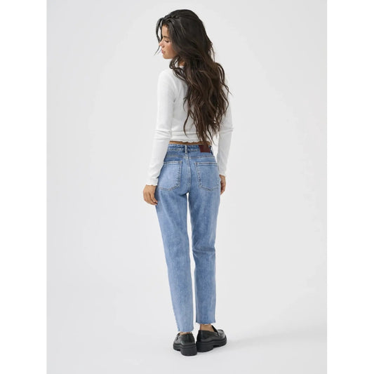 Jeans Donna Blu Chiaro Only; Modello straight fit a gamba dritta corto alla caviglia. Vita alta strutturata in cotone denim leggermente stretch, cinque tasche, lavaggio slavato brillante stile casual. Vista posteriore intera 