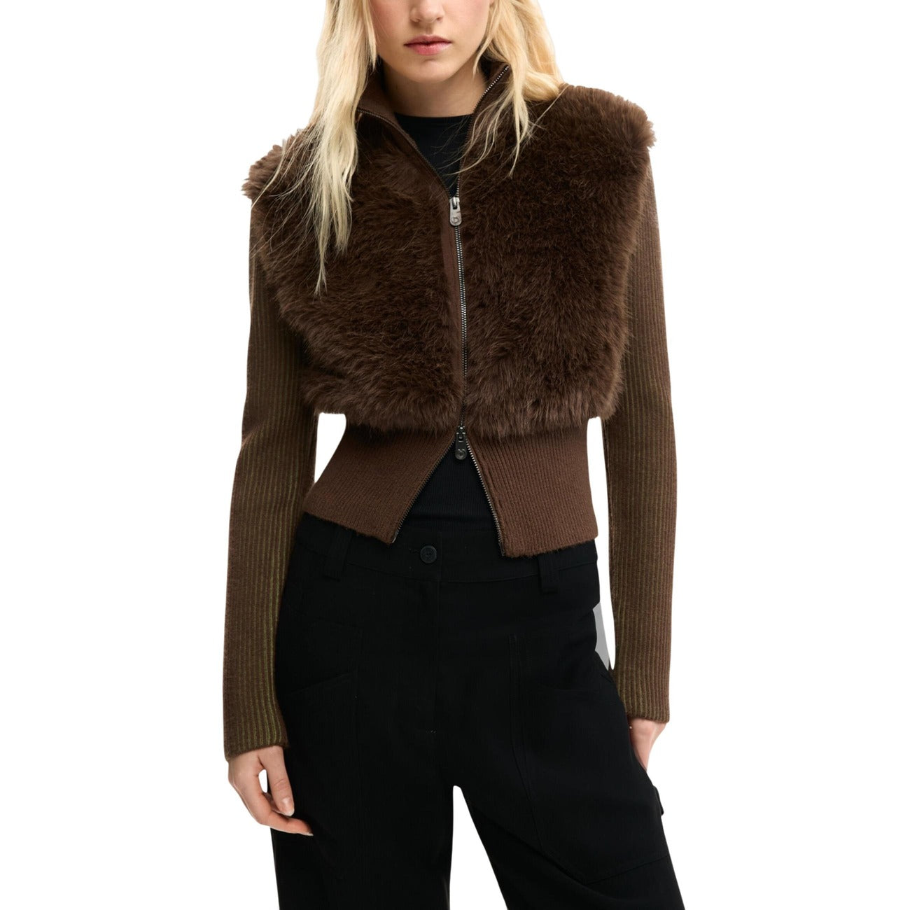 Cardigan Desigual donna marrone con cerniera zip manica lunga scollo alto 43% viscosa 39% poliestere 18% poliammide - vista frontale indossato da modello