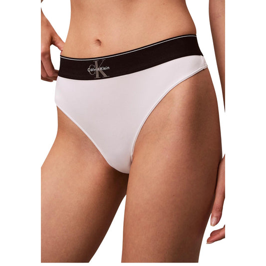 Perizoma Calvin Klein Bianco; 92% Poliestere, 8% Elastan. Microfibra setosa, traspirante e fast-dry. Vita media con fascia logata, tassello foderato, stile casual-sportivo premium. Dettaglio 