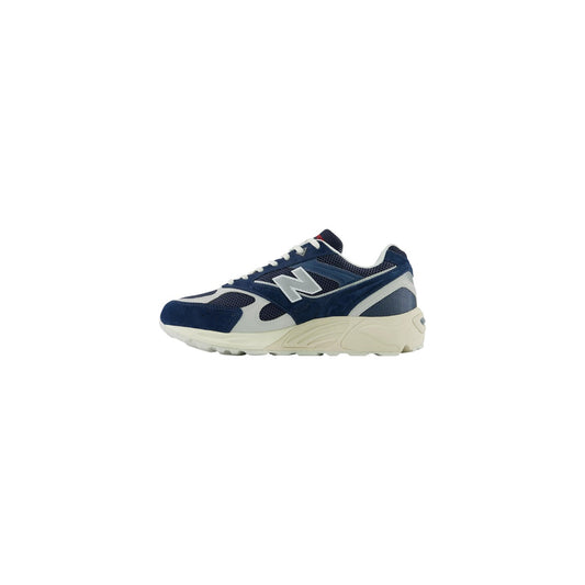 Dettaglio di sneakers da uomo New Balance di tendenza nella colorazione nb navy, vintage indigo e grey matter. Silhouette rétro running con texture in mesh e suede per outfit streetwear e casual.
