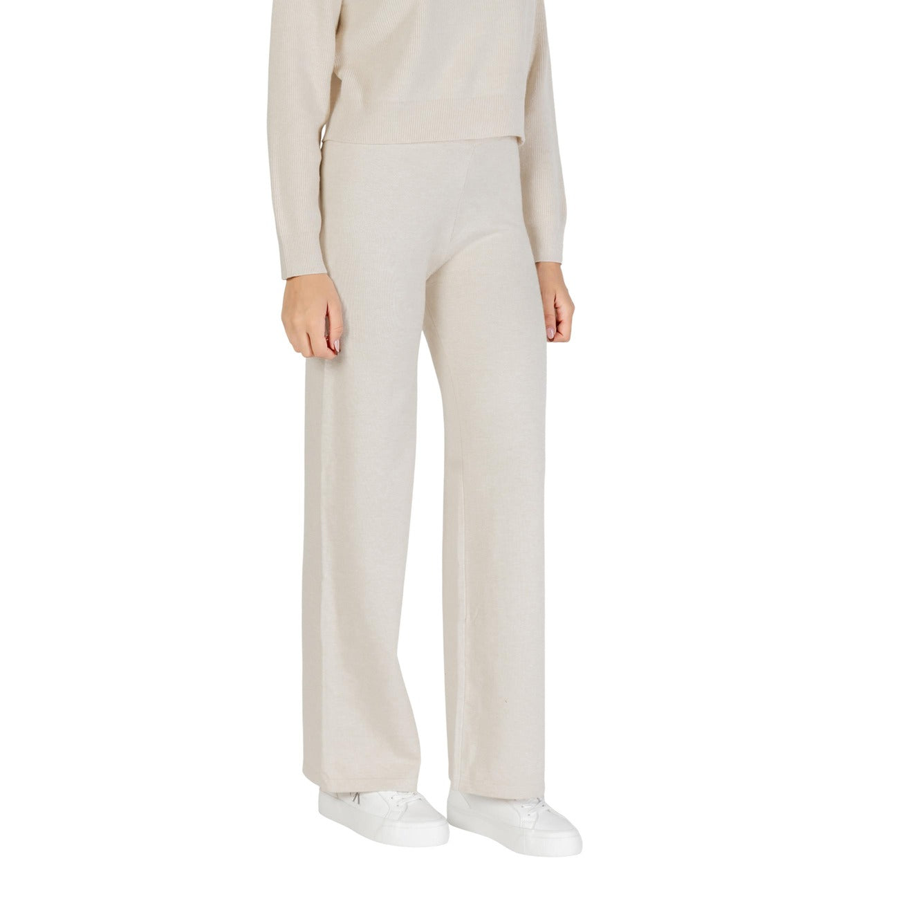 Pantaloni Palazzo Beige Choral; Made in Italy. Gamba larga, tessuto in viscosa premium, vestibilità fluida e slanciata. L'essenziale raffinato per l'ufficio e il tempo libero. Frontale laterale 