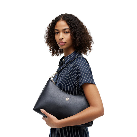 Borsa a Mezzaluna Donna Tommy Hilfiger; Nero. Finitura zigrinata, silhouette curva con zip, tracolla rimovibile e portamonete esterno. Monogramma TH dorato, scomparto extra-large (37,5x23,5 cm) e capienza 6 litri. Indossata 