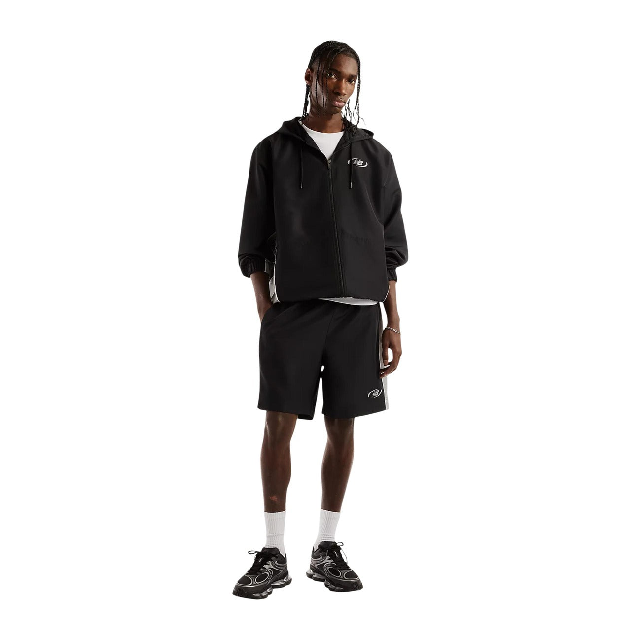 Giacca New Balance nera uomo MJ62Y8SJBK. Giambotto leggero da uomo nero di mezza stagione in poliestere con cappuccio regolabile, coulisse, zip integrale, polsi elasticizzati e logo al petto, giacca a vento casual sportiva.