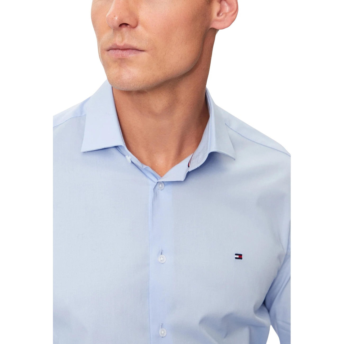 Camicia Tommy Jeans; 100% Popeline di Cotone. Regular fit, colletto semifrancese, logo ricamato. Tessuto fresco e versatile per ogni occasione.
