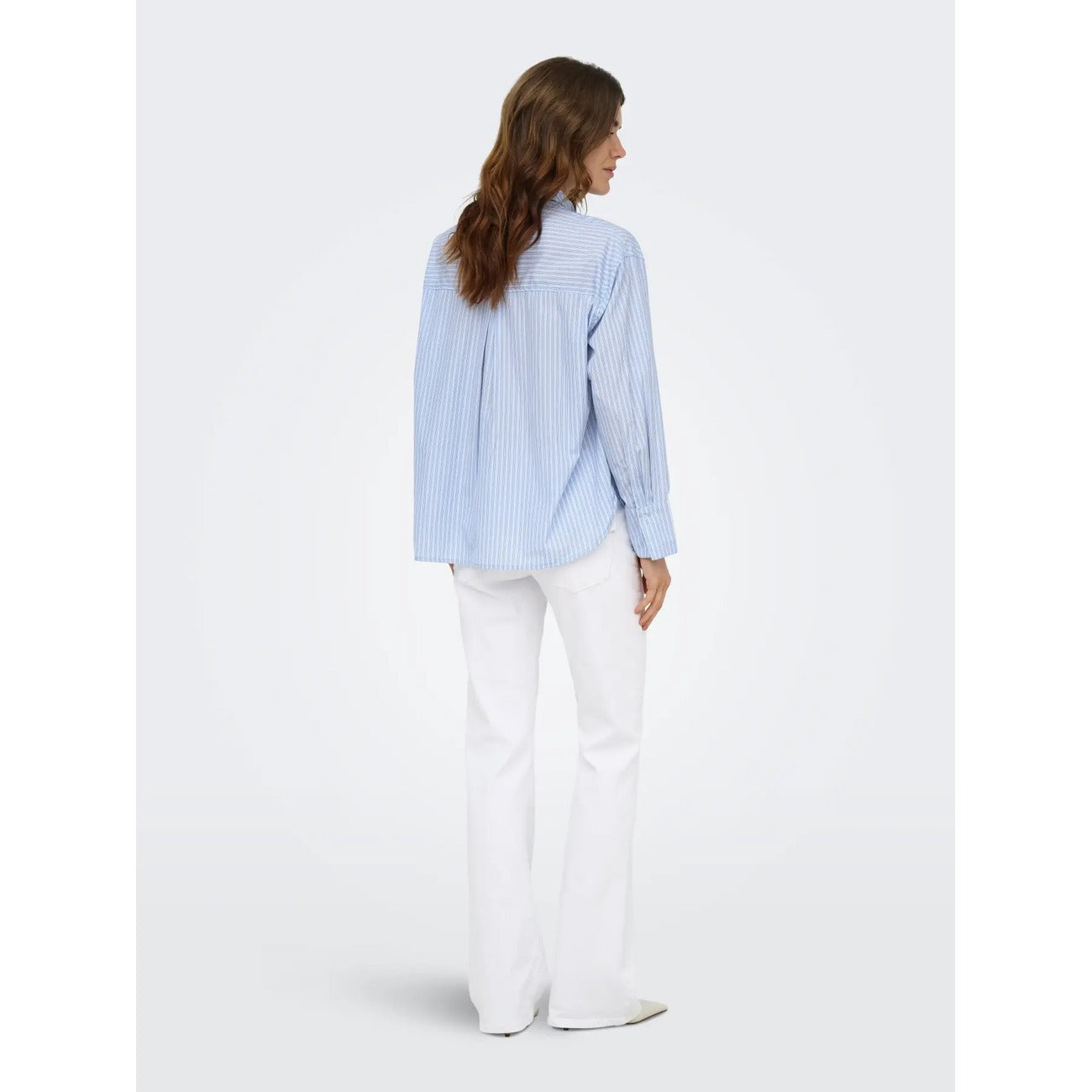 Camicia a righe Only donna blu Windsurfer 15386059. Camicia a maniche lunghe a righe azzurre e blu con colletto classico, bottoni e fiocco decorativo, blusa estiva fresca in misto cotone Primavera/Estate.