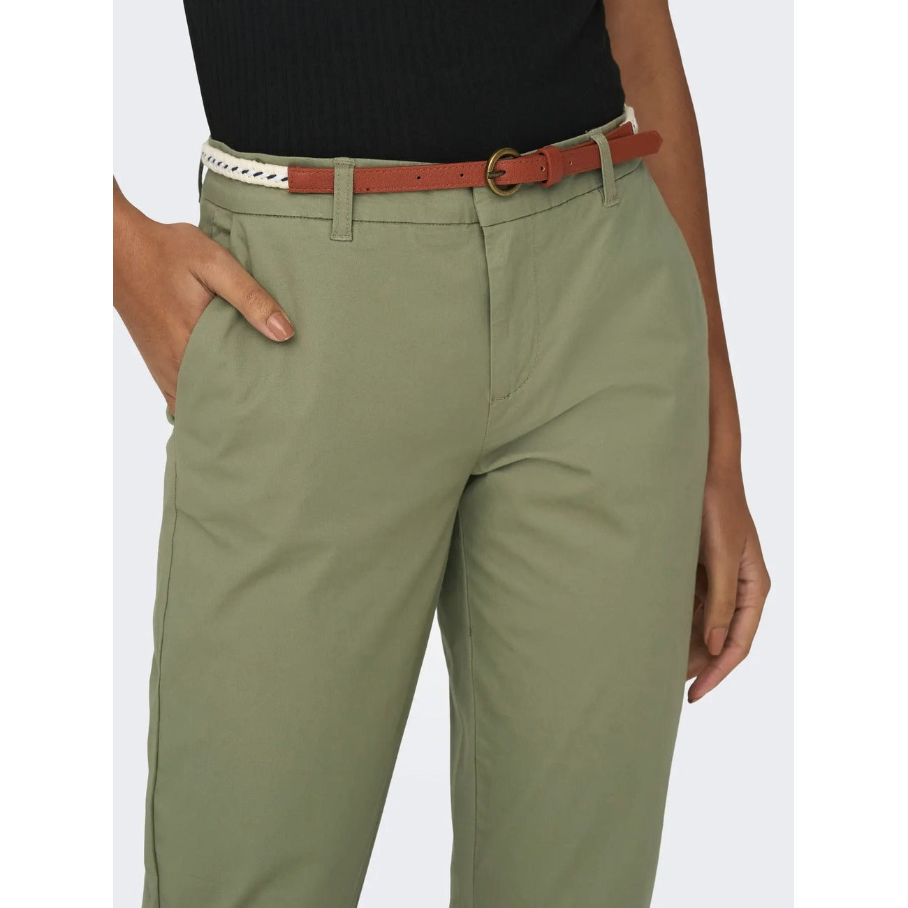 Pantaloni estivi dritti regular fit in cotone elasticizzato verde aloe con vita media, cintura e tasche anteriori, pantaloni casual chic primavera estate.