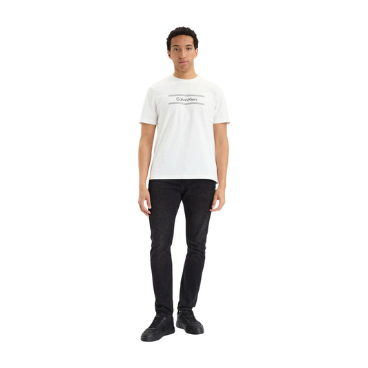 Jeans Slim Neri Calvin Klein; Cotone Stretch. Taglio 5 tasche, vita regular, chiusura con zip. Patch logo in pelle, vestibilità aderente e confortevole. Il classico denim nero rivisitato.  Figura intera vista frontale 