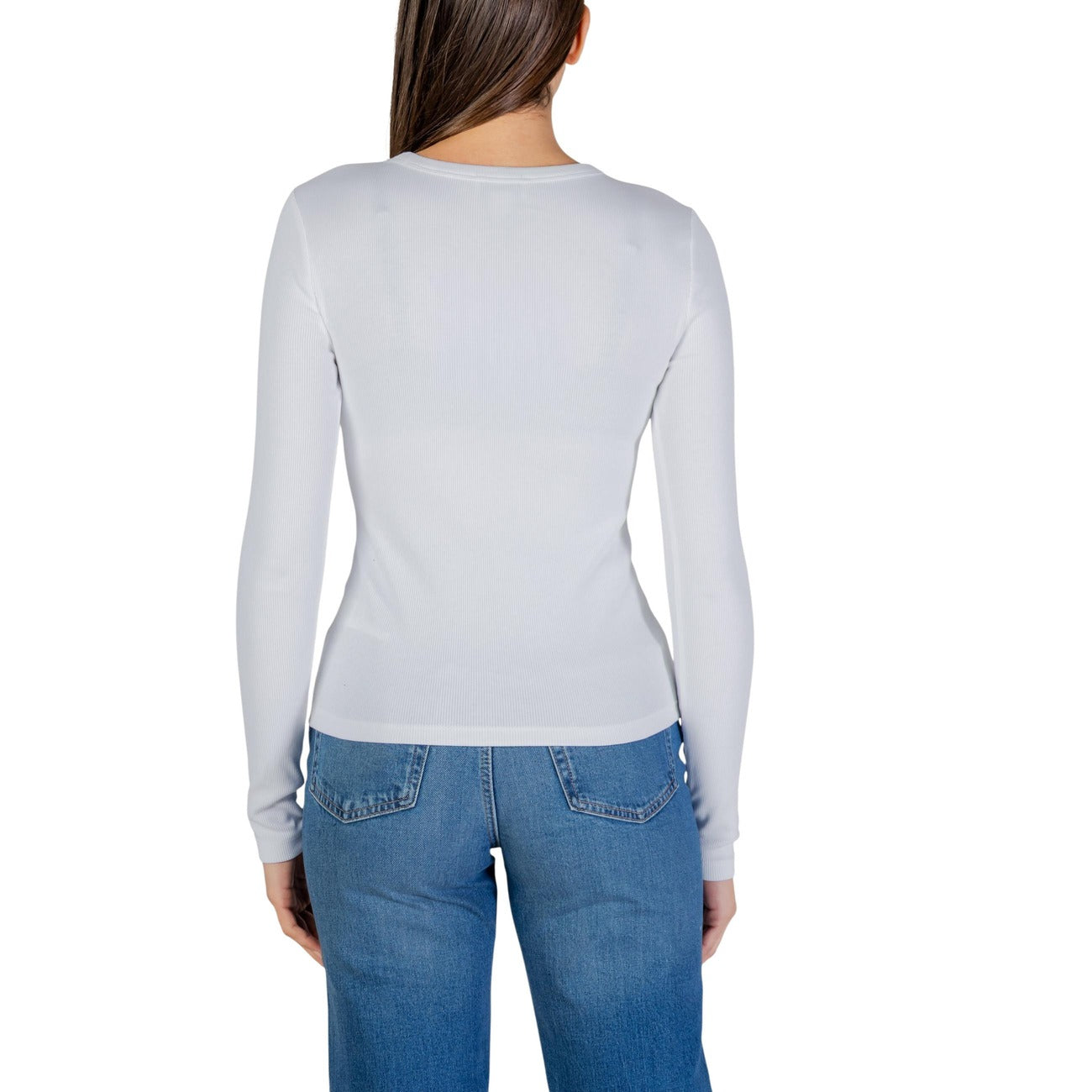 Maglia Manica Lunga CK Jeans; Bianco Ottico. 94% Cotone, 6% Elastam. Vestibilità slim-fit, logo ricamato, scollo tondo. Perfetta per il layering e la mezza stagione. Vista posteriore 