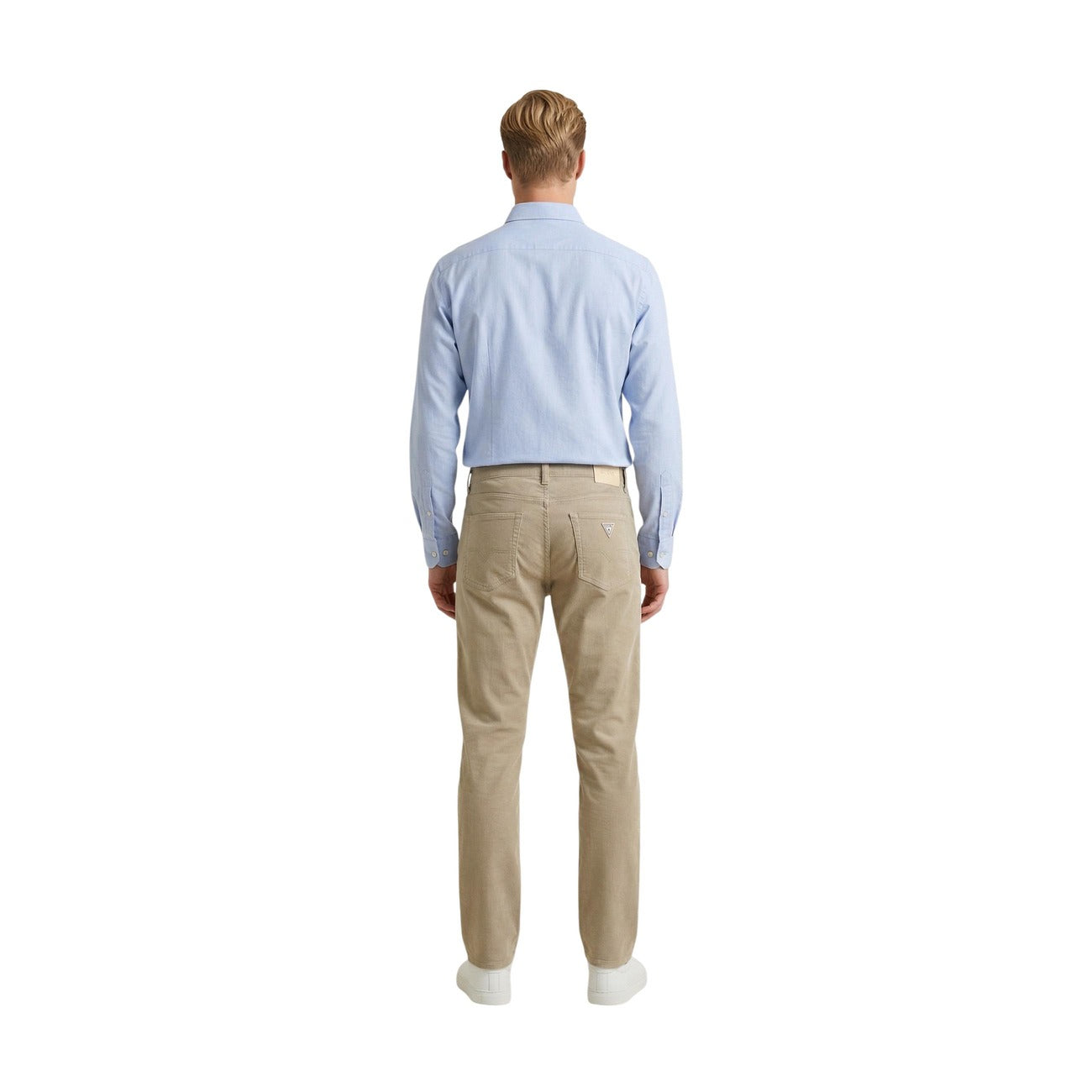 Pantaloni Slim Beige Guess Angels; Cotone Stretch Premium. Modello 5 tasche, vestibilità aderente e flessibile, stile casual-chic. L'indispensabile 4 stagioni per un guardaroba moderno. Vista posteriore intera 