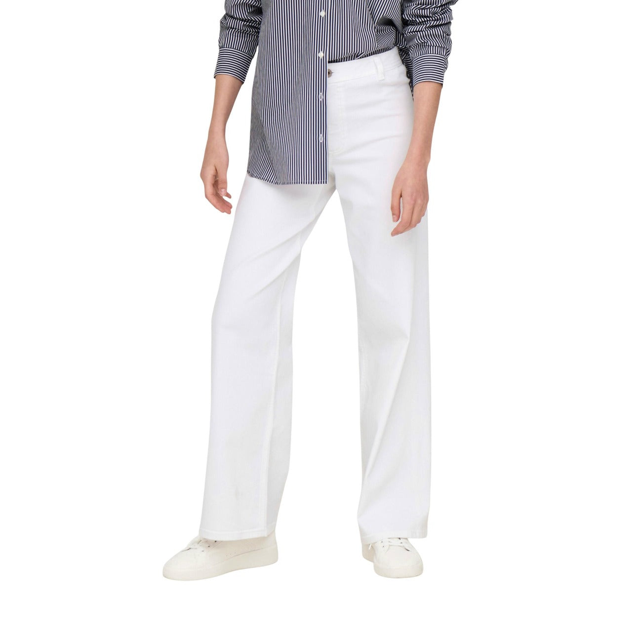 Pantaloni JDY Jdyiris; misto cotone e viscosa elasticizzato, High Waist. Taglio bootcut/a zampa, chiusura classica, passanti per cintura. Pantalone a zampa bianco, confortevole e modellante. Vista frontale 