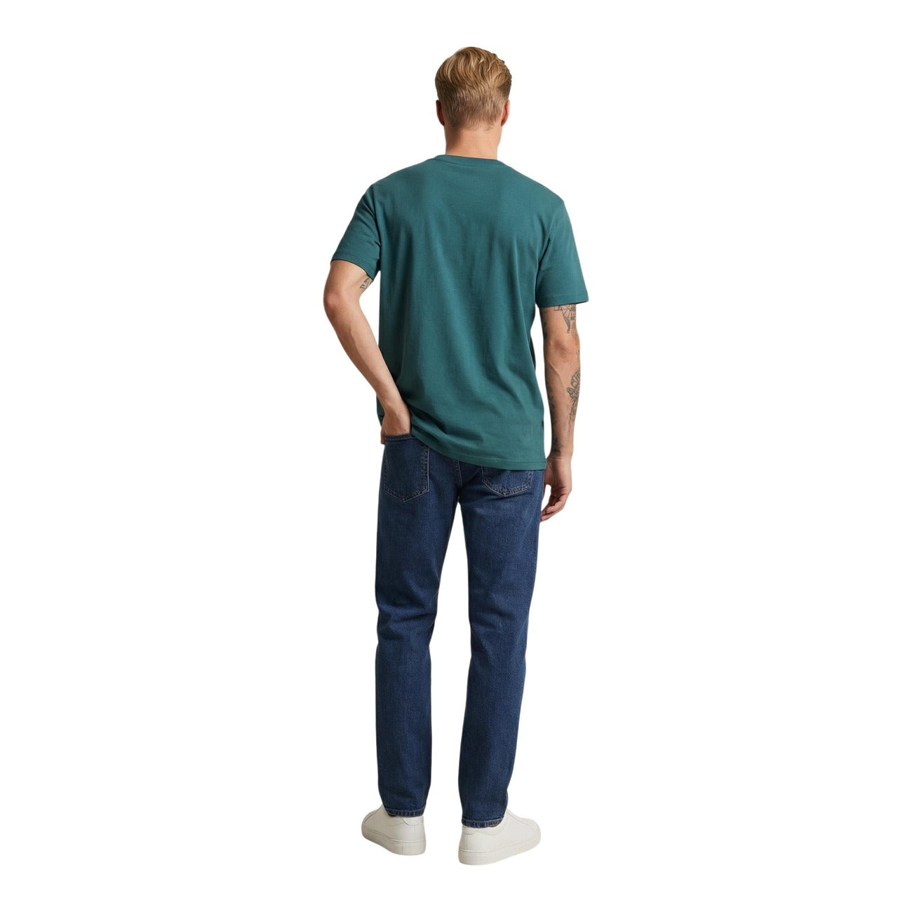 T-shirt New Balance Verde; 100% Cotone. Logo piccolo sul petto, maniche corte, girocollo. Vestibilità regular, perfetta per outfit casual e sportivi in ogni stagione. Vista posteriore figura intera 