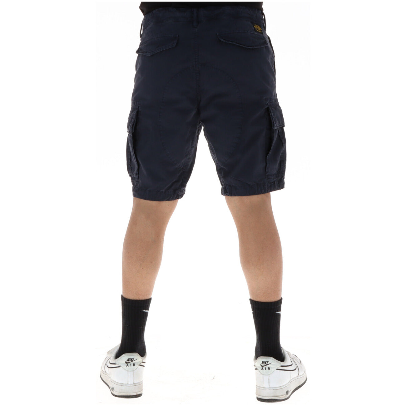 Bermuda Cargo Superdry Blu Navy; 100% Cotone Twill. Sei tasche funzionali, vestibilità dritta, patch logo. Tessuto resistente e traspirante. Ideale per il tempo libero e l'estate. Vista pos