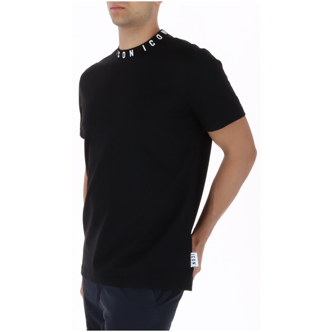 T-shirt ICON IUT042; 100% cotone nero. Collo a lupetto con logo a contrasto, vestibilità over/regular, maniche corte. Maglia maschile moderna, fresca e di tendenza. Vista frontale laterale