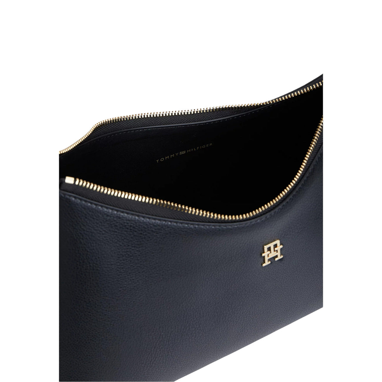 Borsa a Mezzaluna Donna Tommy Hilfiger; Nero. Finitura zigrinata, silhouette curva con zip, tracolla rimovibile e portamonete esterno. Monogramma TH dorato, scomparto extra-large (37,5x23,5 cm) e capienza 6 litri. Vista aperta 