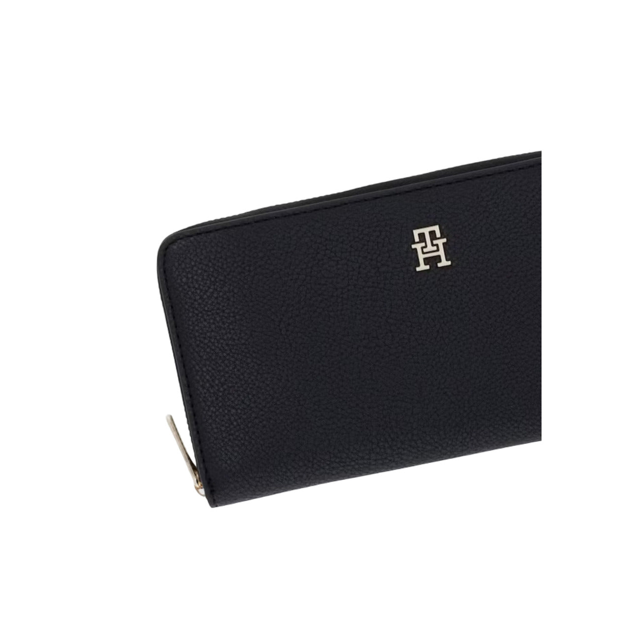 Portafoglio Grande Donna Tommy Hilfiger; Nero. Finitura zigrinata saffiano, chiusura zip around e dettagli in metallo oro lucido. Interno organizzato con portamonete a cerniera e fessure carte. Misure slanciate (20x10,5 cm). Colore nero. Dettaglio 