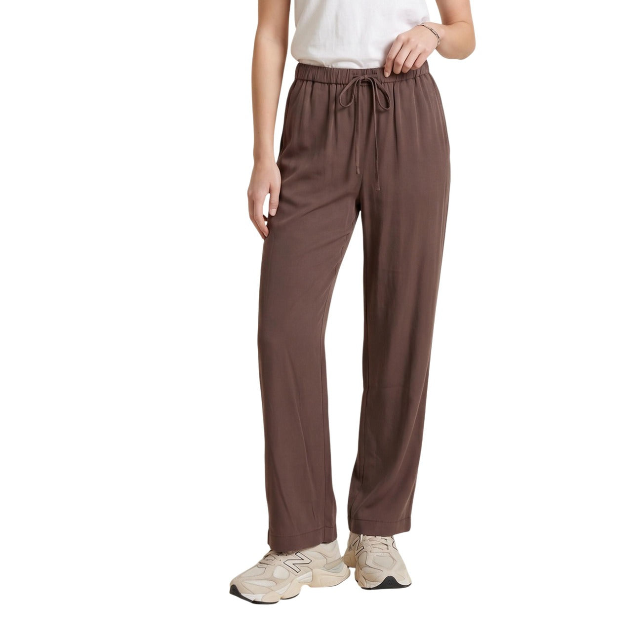 Pantaloni Pull-Up Only; Marrone. 85% Viscosa, gamba ampia e dritta, vita elastica con coulisse. Leggeri, morbidi e traspiranti. Stile casual contemporaneo per ogni occasione. Vista frontale 