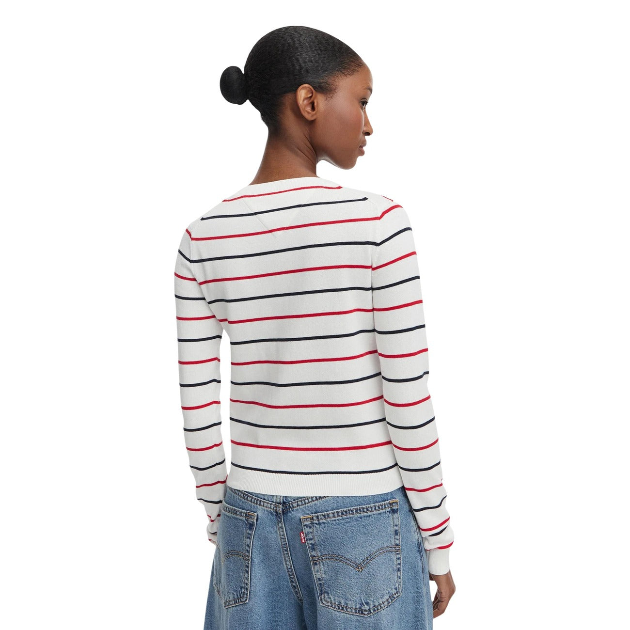 Cardigan Tommy Jeans donna bianco a righe DW0DW20976. Maglia aderente in 100% cotone biologico con girocollo, bottoni frontali e logo bandiera classico ricamato sul petto, abbigliamento donna autunno inverno.