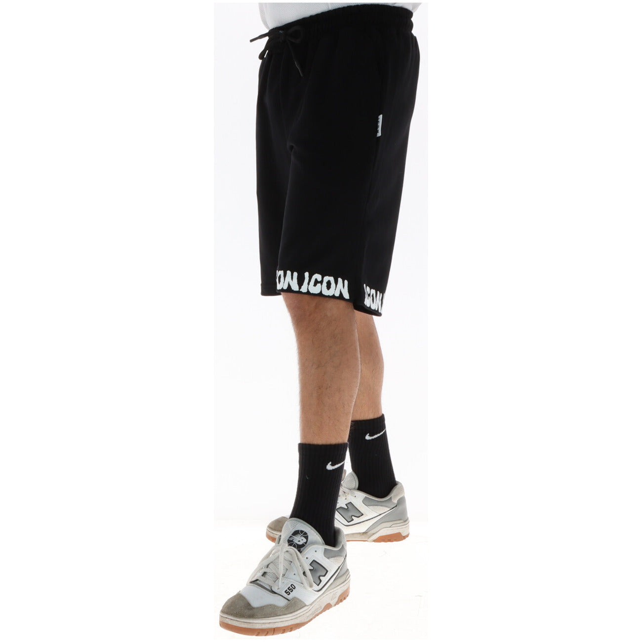 Bermuda ICON IUB017; 88% cotone, 12% poliestere. Colore nero, logo laterale a contrasto, chiusura con lacci. Shorts maschili premium Made in IT, indeformabili e traspiranti.