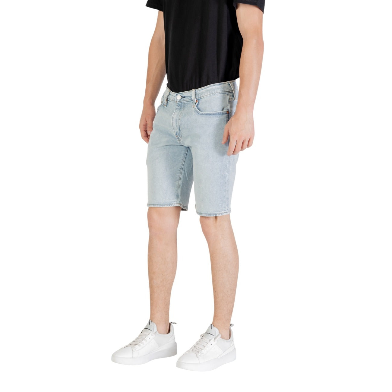 Bermuda Levi's 405 Standard Shorts, colore denim First Name, 99% cotone e 1% elastane; shorts a vita media con vestibilità regular e chiusura a bottone e zip. Vista frontale laterale