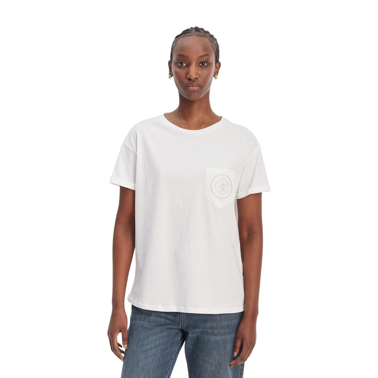 Liu Jo T-shirt ECS Moda; maglietta bianca in cotone con tasca logata e logo in rilievo. Vestibilità comoda, traspirante e di tendenza. Vista frontale 