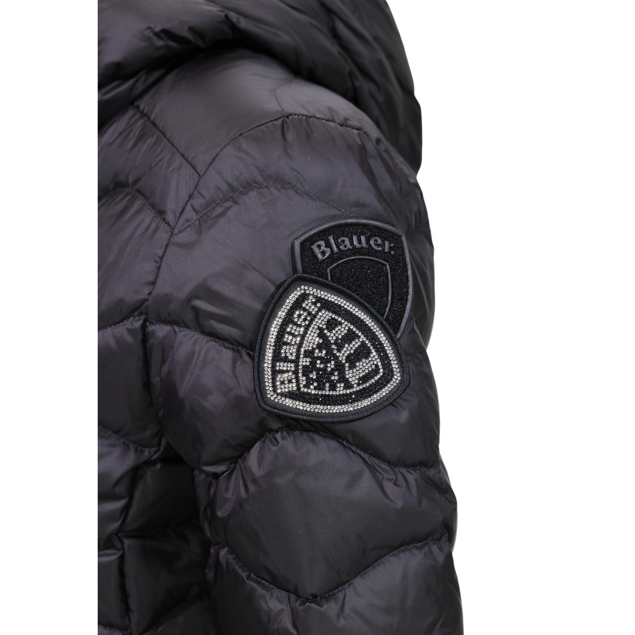 Piumino donna Blauer nero Camelia 26WBLDC03033. Giubbotto corto da donna bianco trapuntato a onde con profili neri a contrasto, cappuccio fisso, chiusura zip e logo Blauer su petto e manica, giacca invernale casual e urbana.